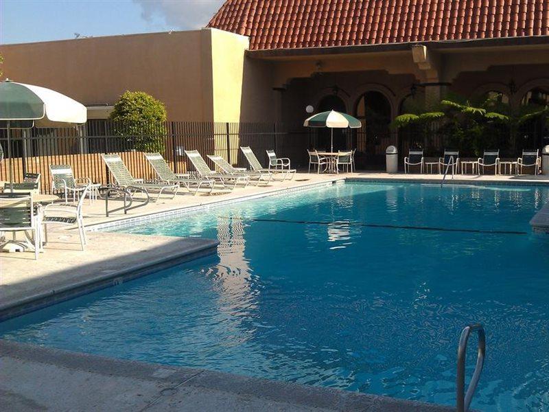 Hotel Ramada By Wyndham Fresno North Exterior foto