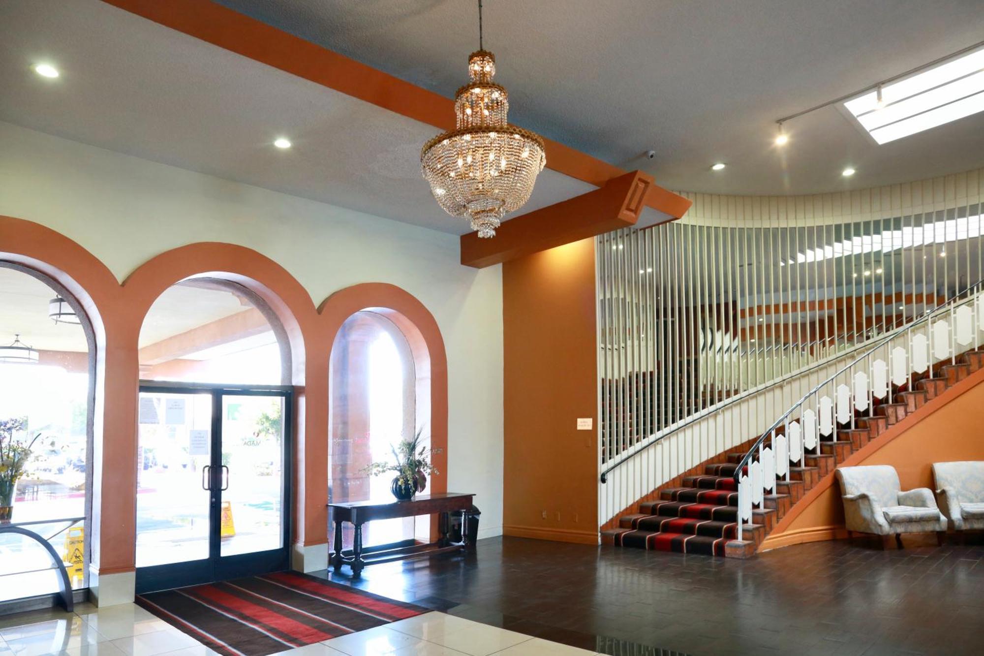 Hotel Ramada By Wyndham Fresno North Exterior foto