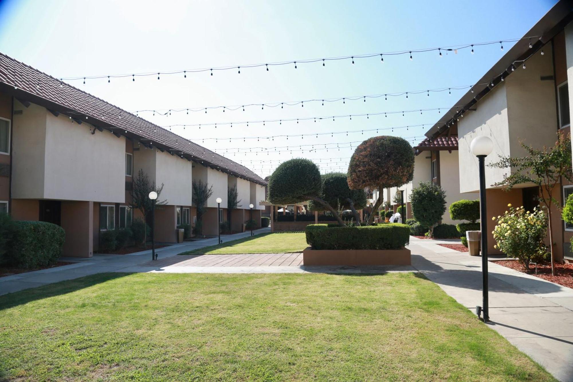 Hotel Ramada By Wyndham Fresno North Exterior foto