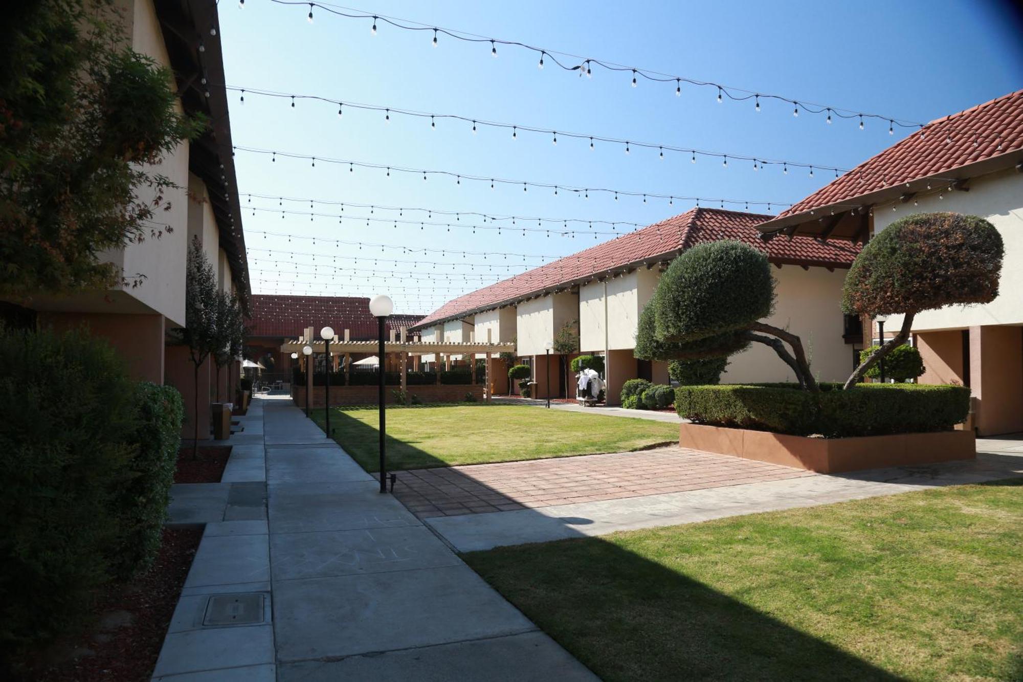 Hotel Ramada By Wyndham Fresno North Exterior foto