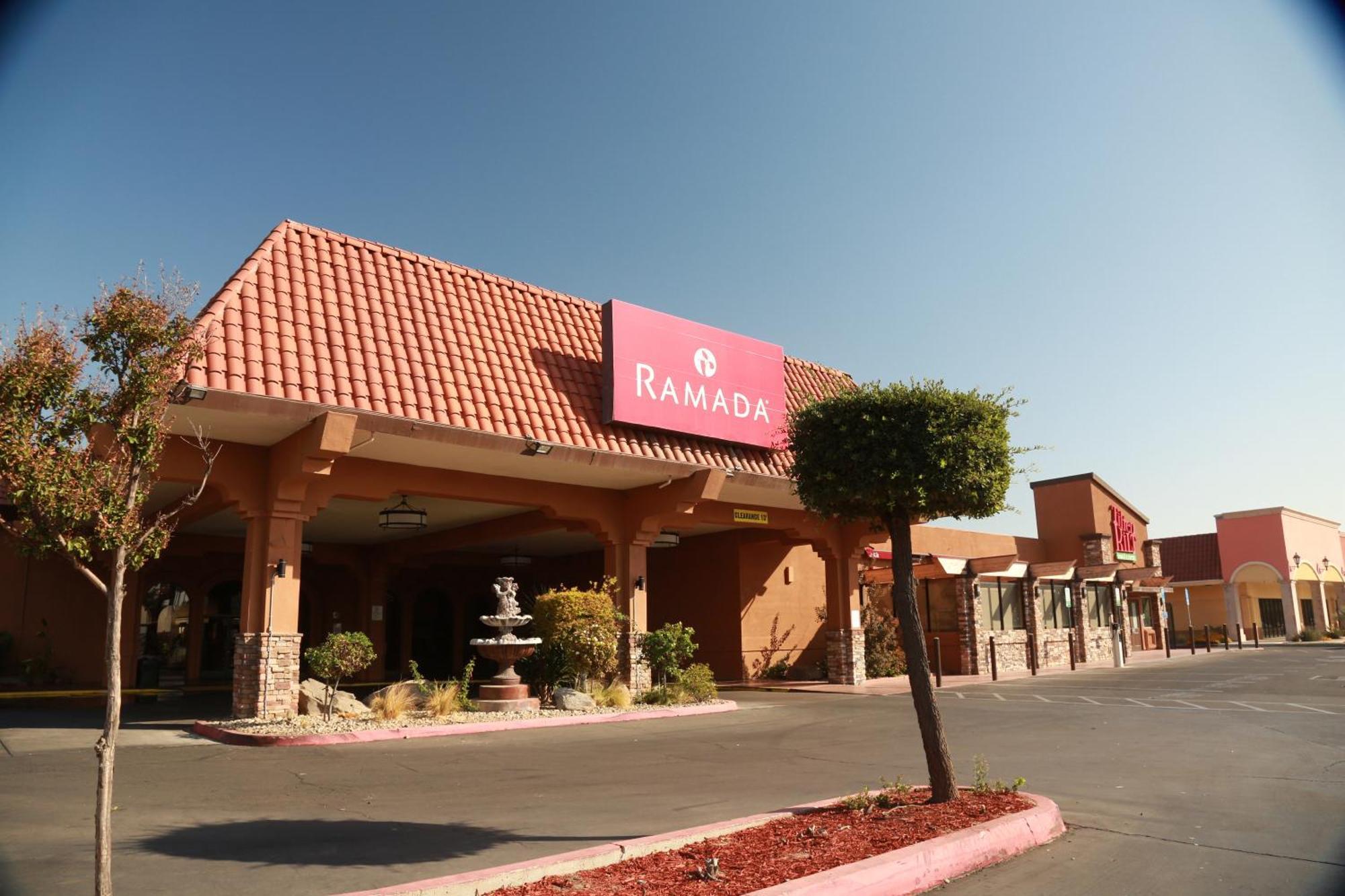 Hotel Ramada By Wyndham Fresno North Exterior foto