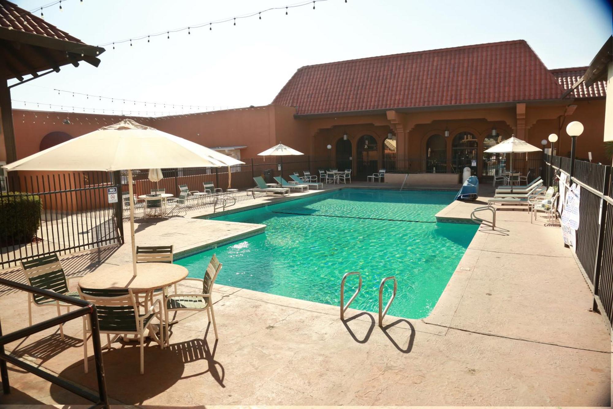 Hotel Ramada By Wyndham Fresno North Exterior foto