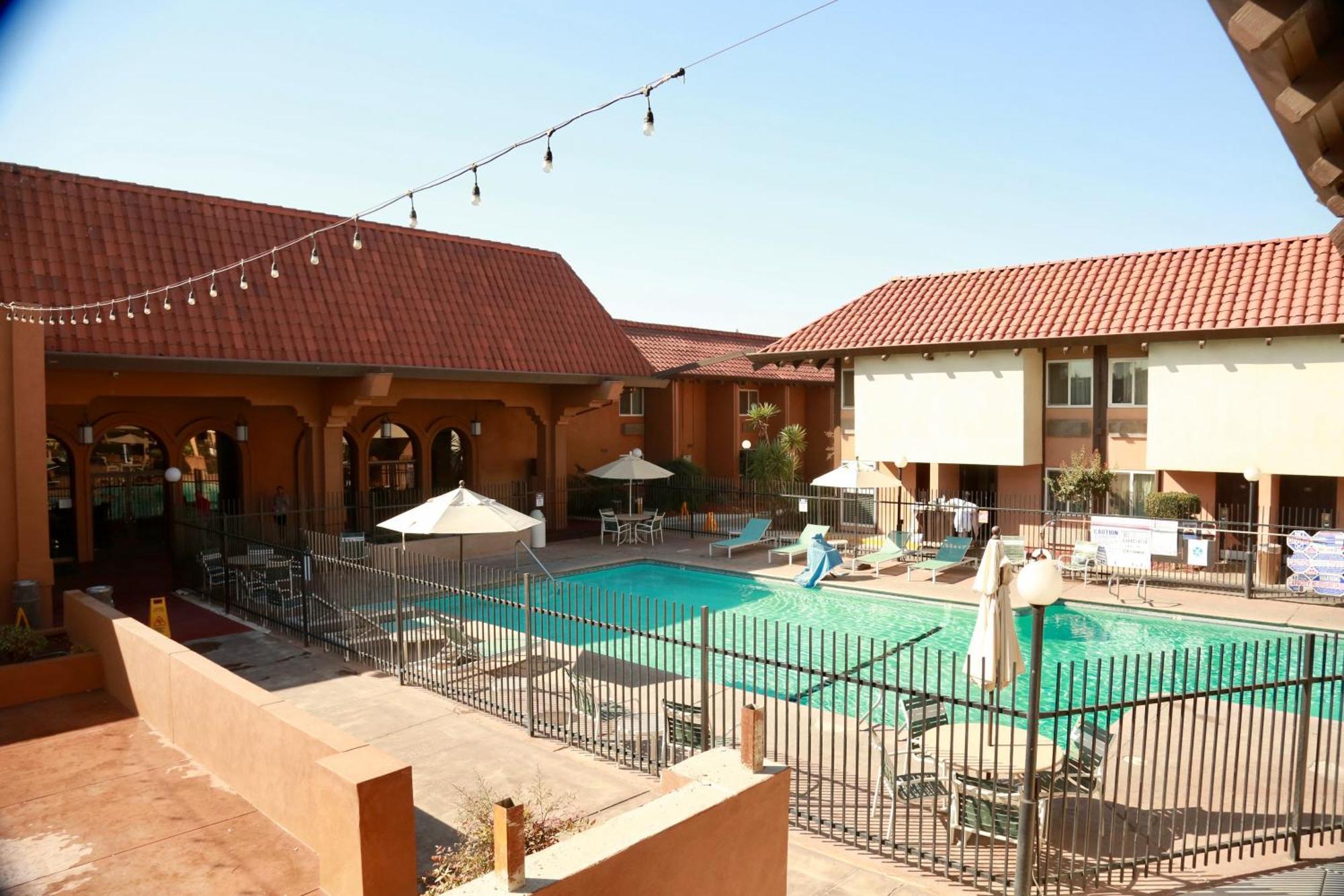 Hotel Ramada By Wyndham Fresno North Exterior foto