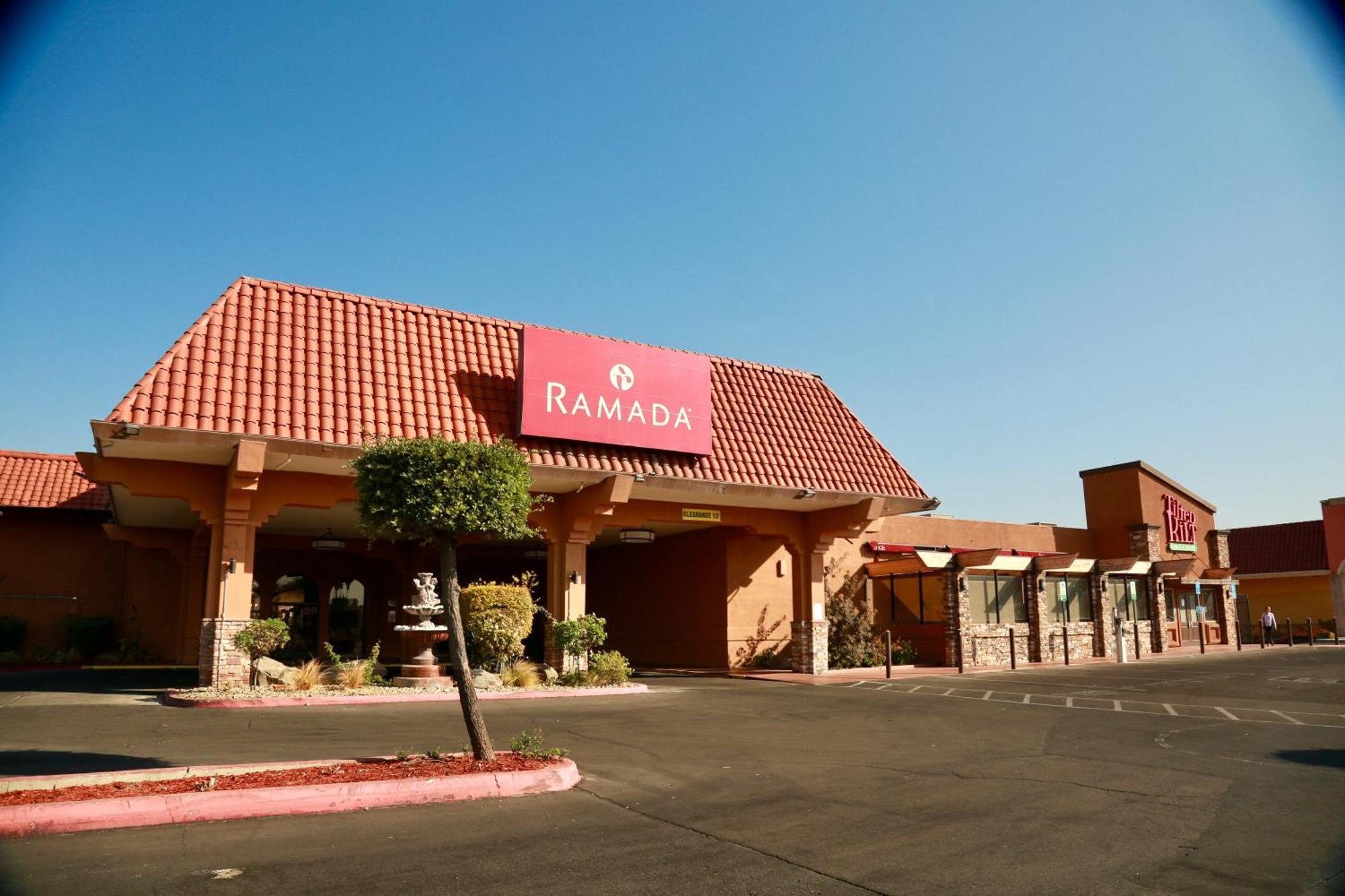 Hotel Ramada By Wyndham Fresno North Exterior foto