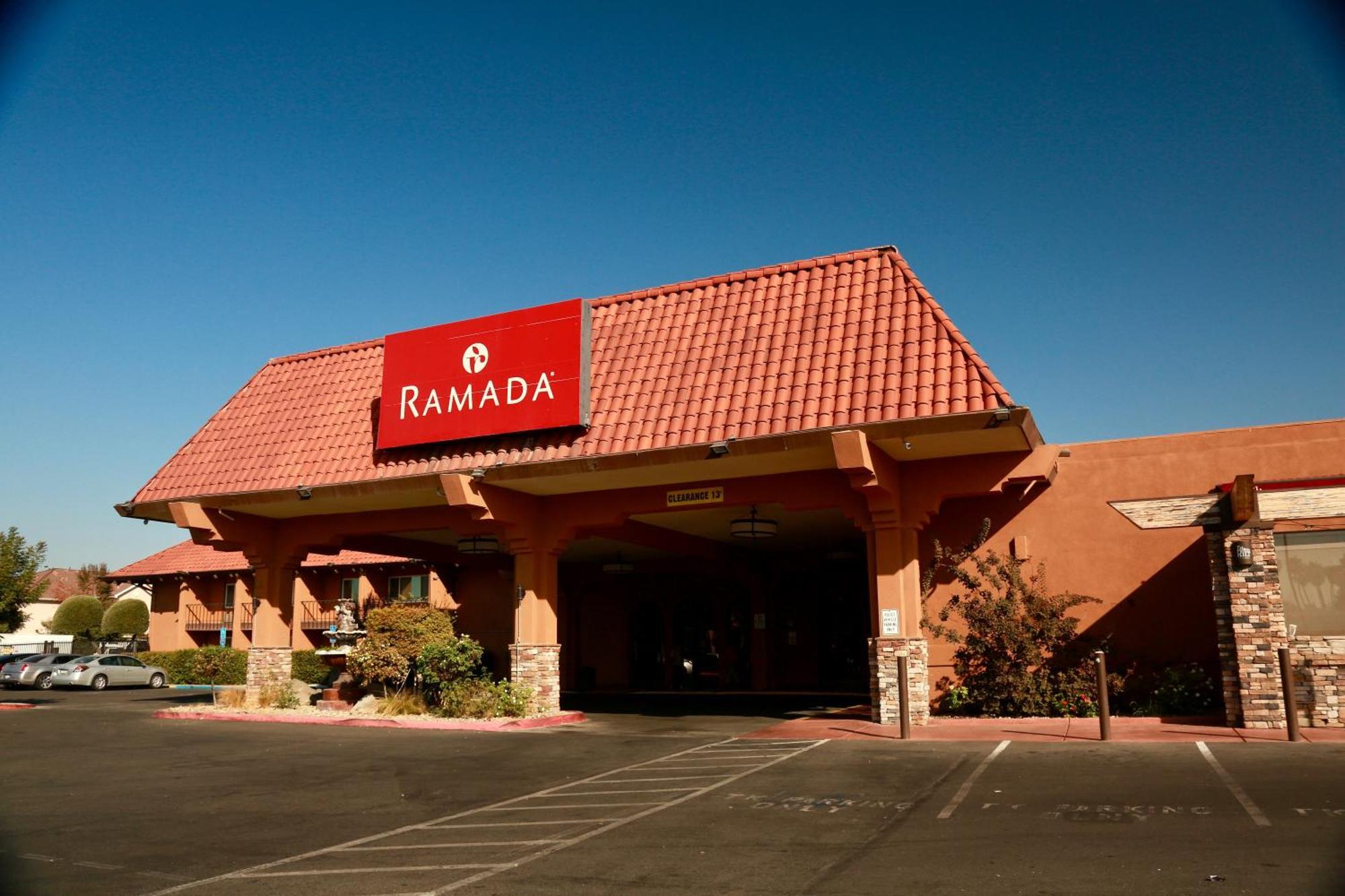Hotel Ramada By Wyndham Fresno North Exterior foto