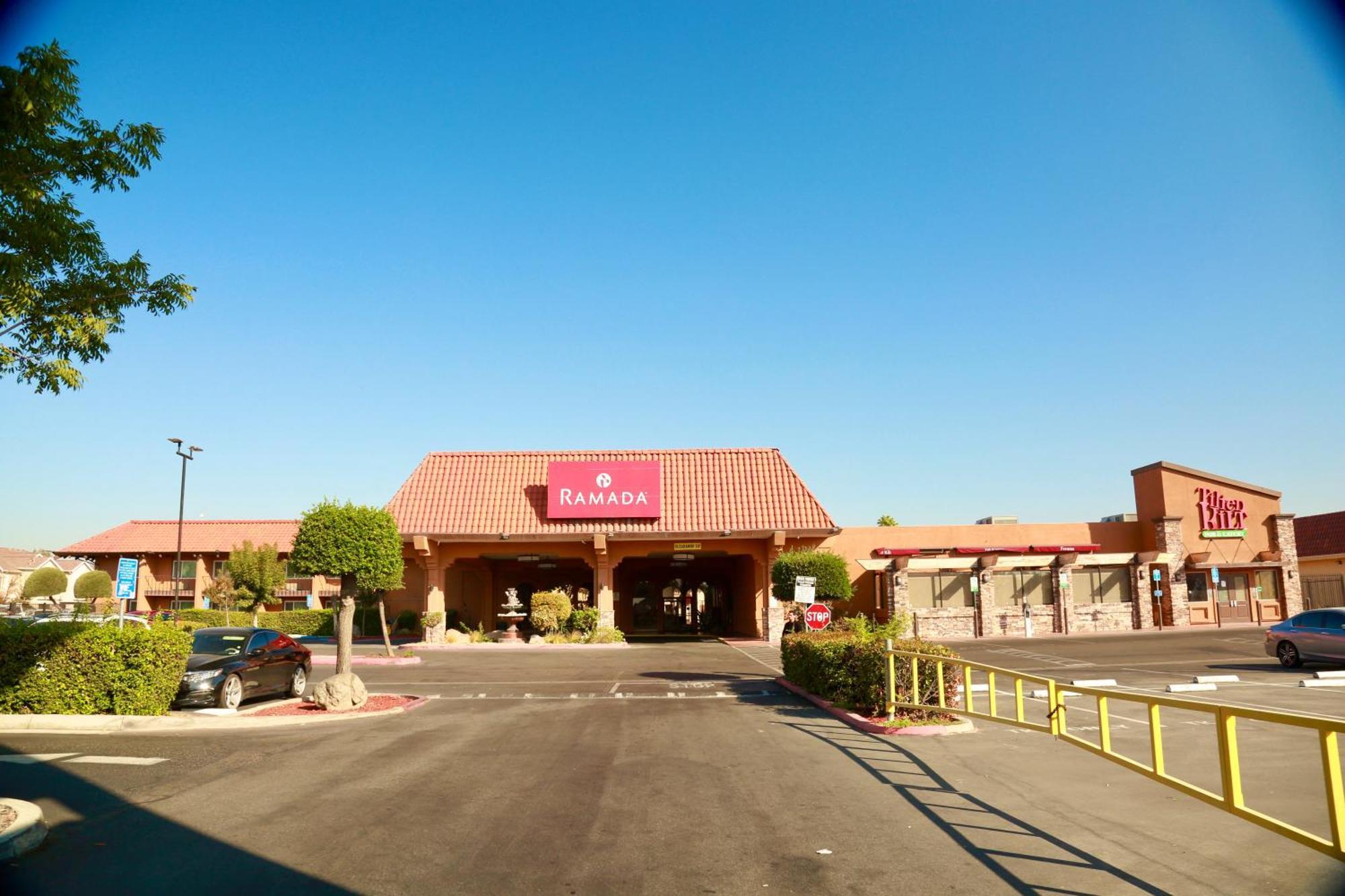 Hotel Ramada By Wyndham Fresno North Exterior foto