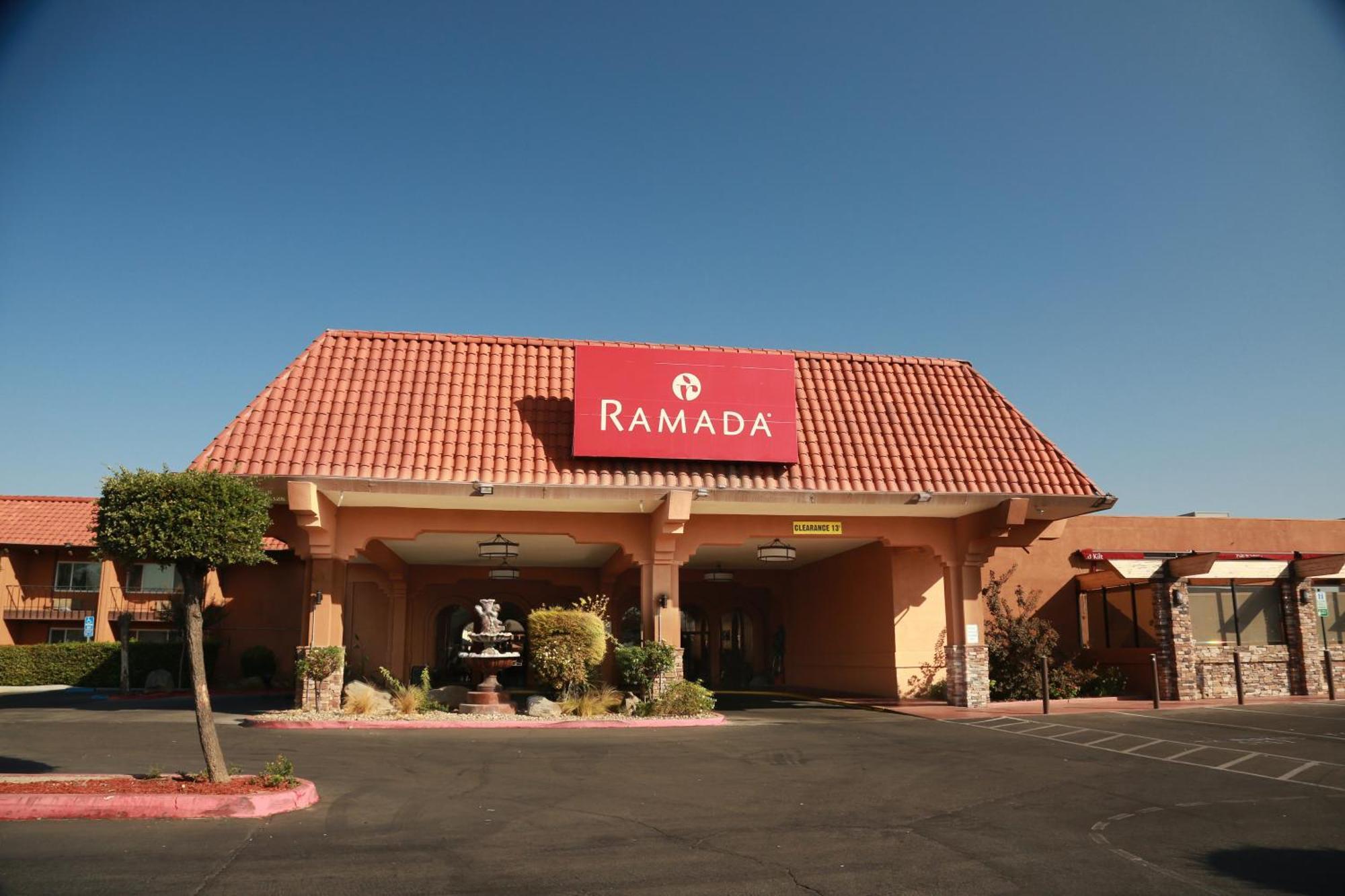 Hotel Ramada By Wyndham Fresno North Exterior foto