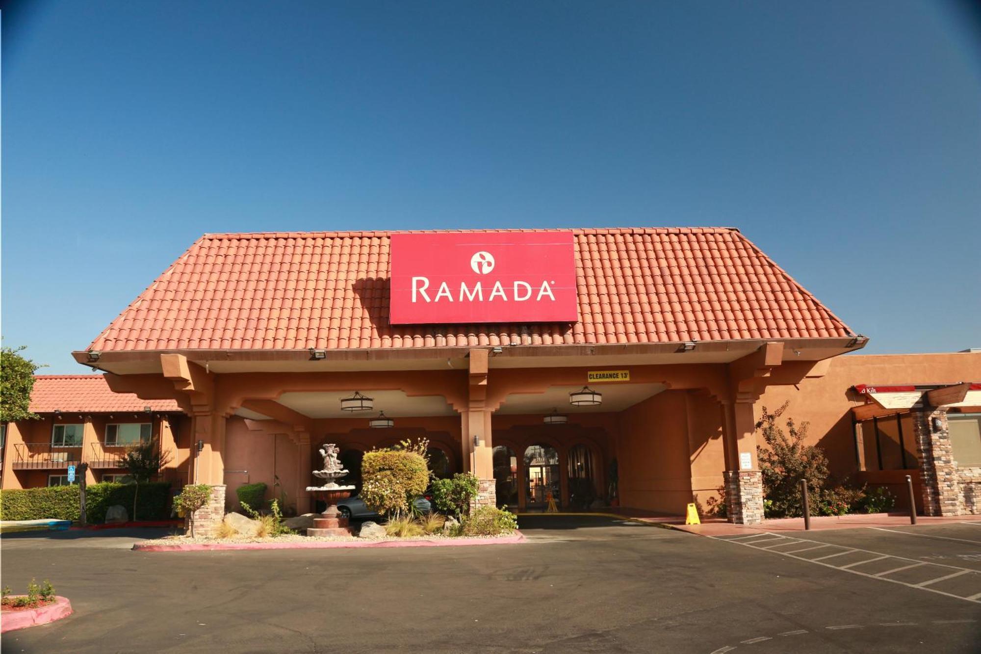Hotel Ramada By Wyndham Fresno North Exterior foto