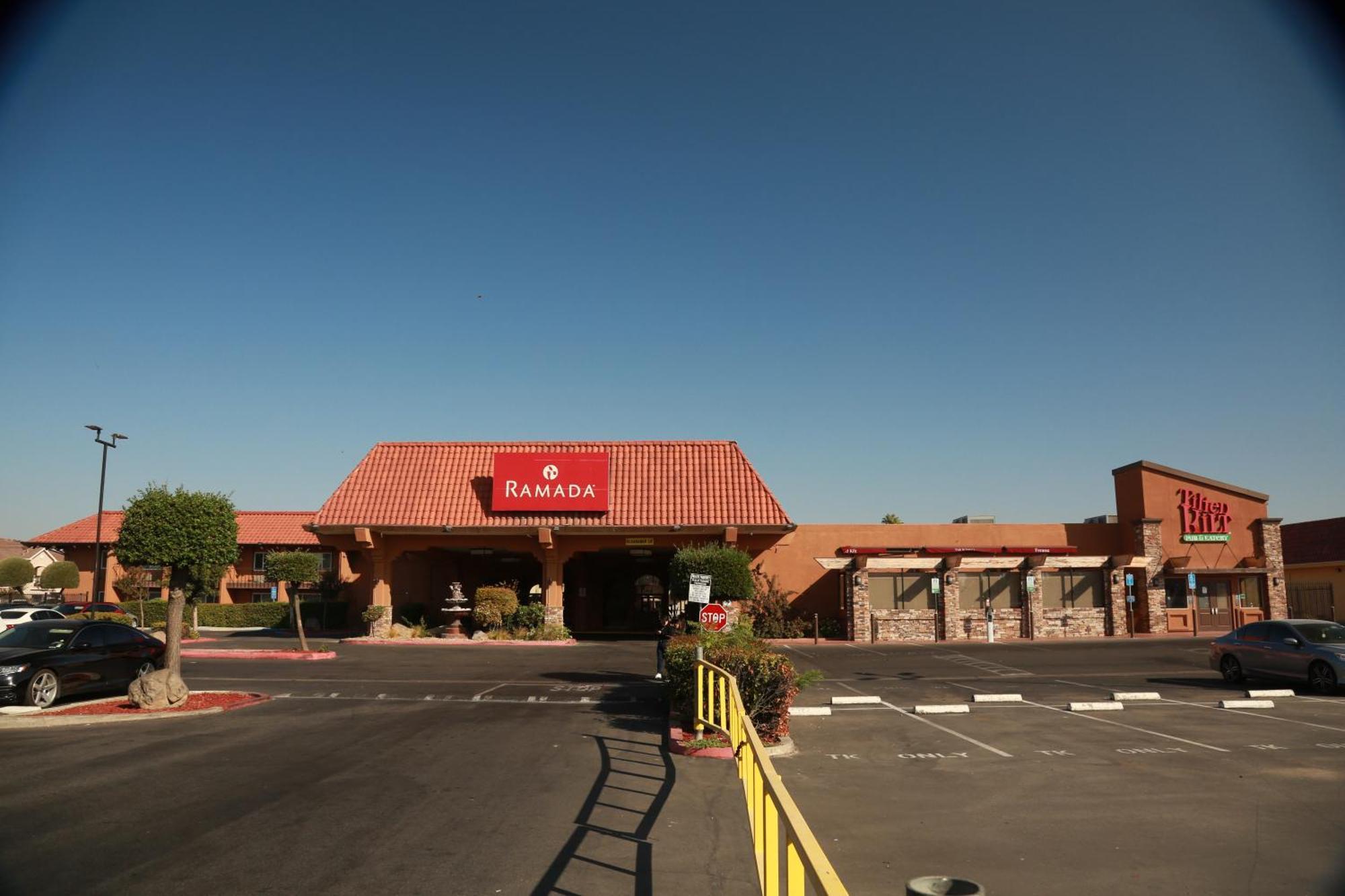Hotel Ramada By Wyndham Fresno North Exterior foto