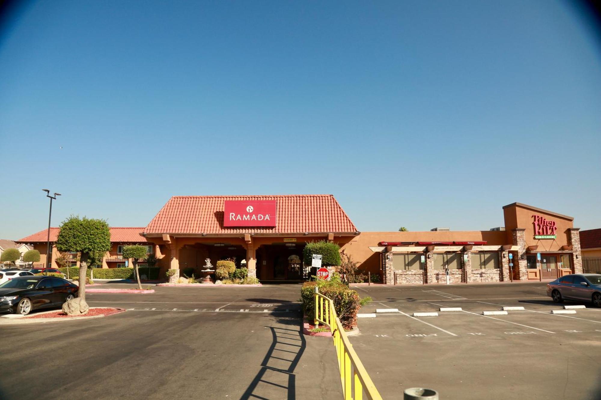Hotel Ramada By Wyndham Fresno North Exterior foto