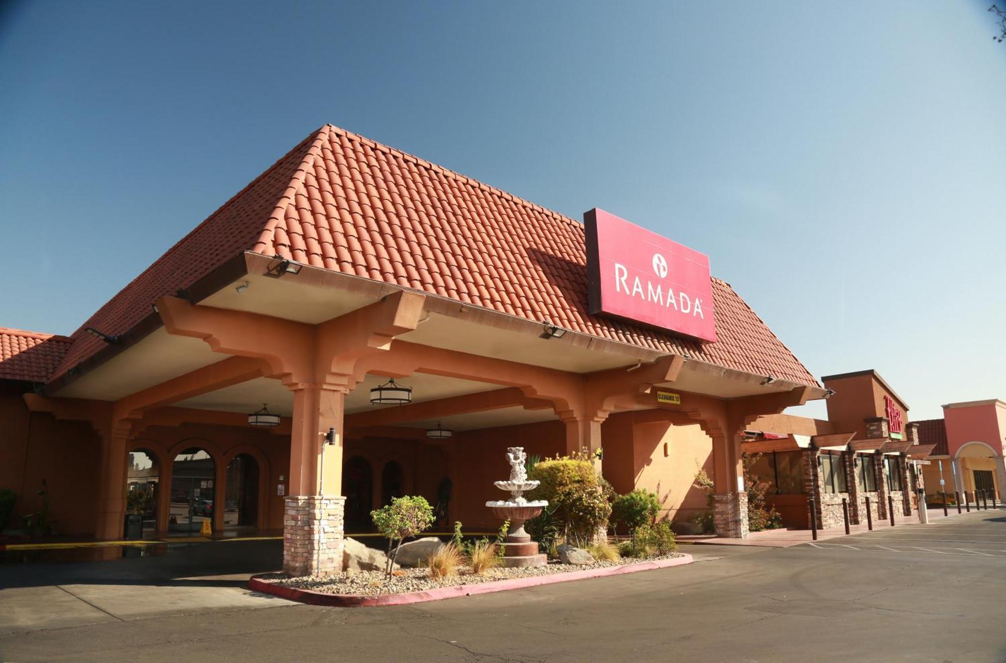 Hotel Ramada By Wyndham Fresno North Exterior foto
