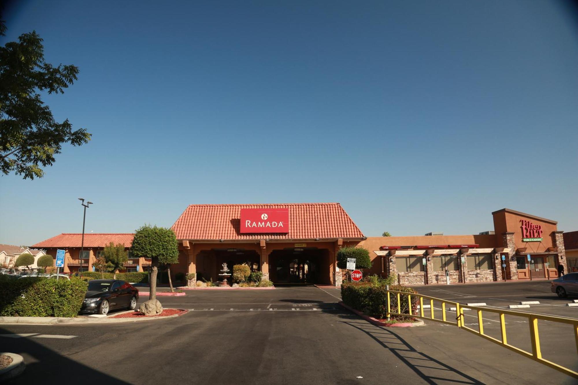 Hotel Ramada By Wyndham Fresno North Exterior foto