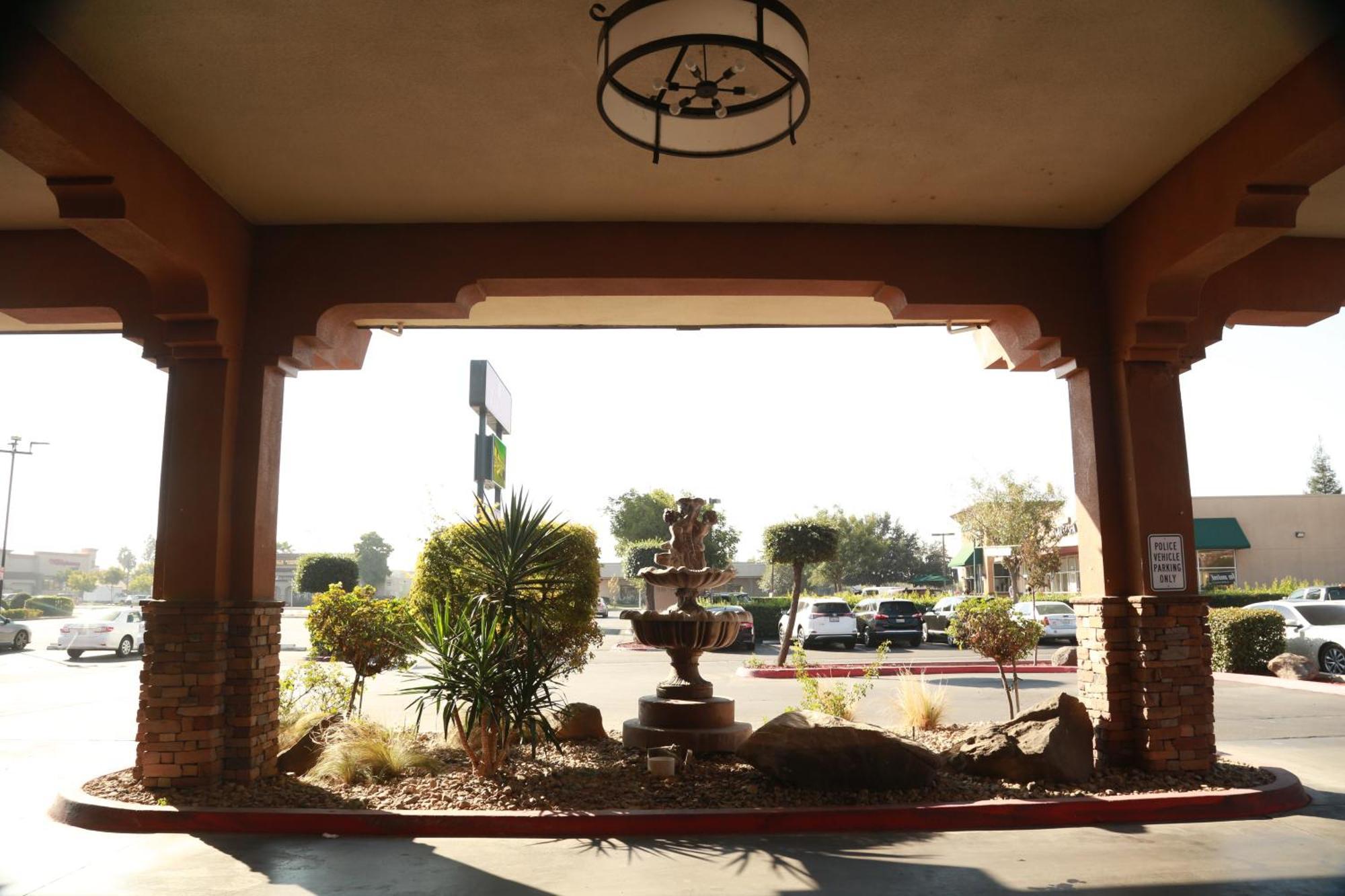 Hotel Ramada By Wyndham Fresno North Exterior foto