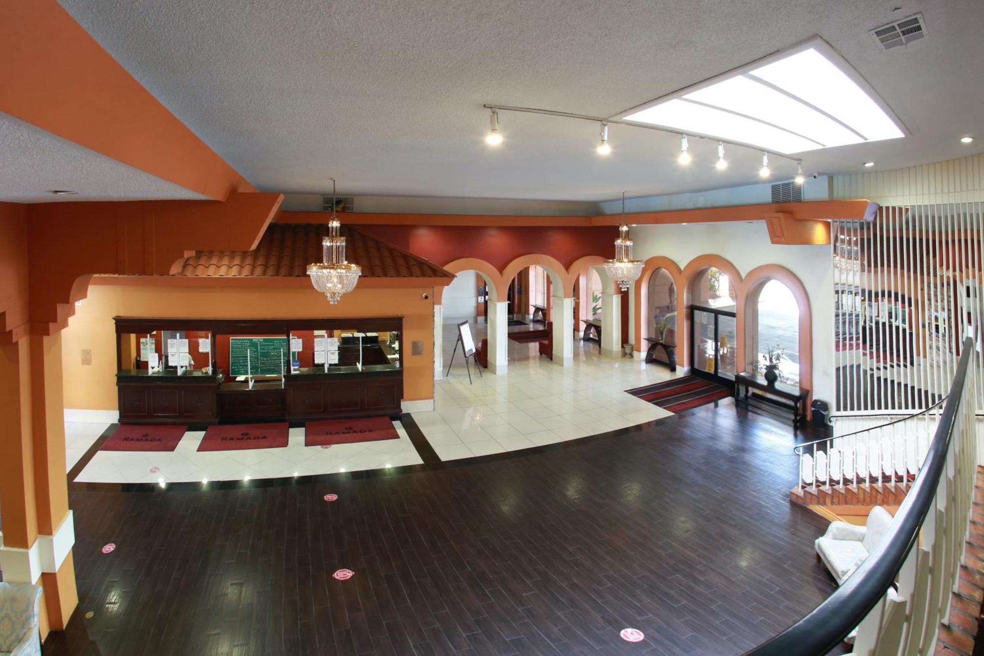 Hotel Ramada By Wyndham Fresno North Exterior foto