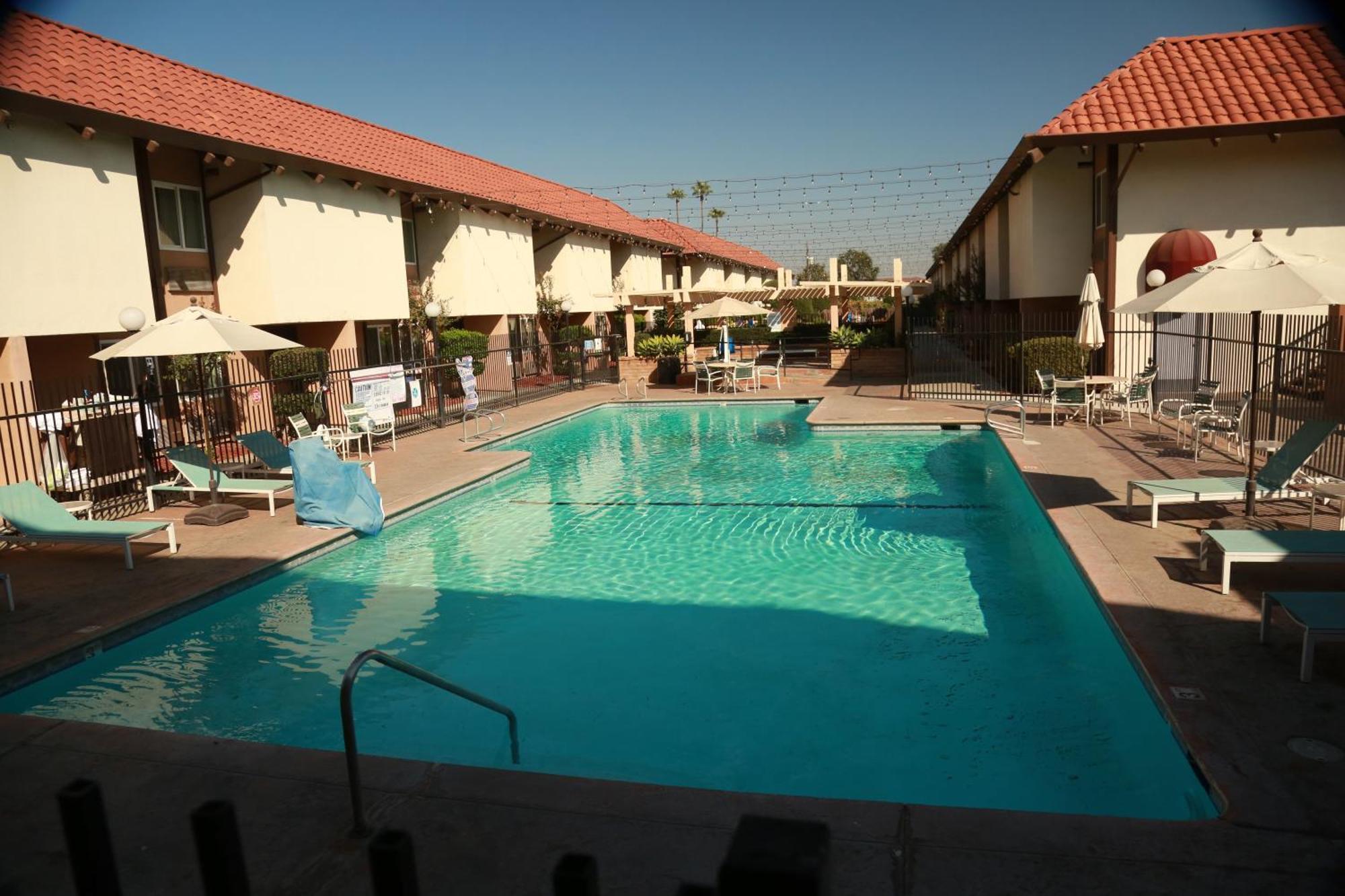 Hotel Ramada By Wyndham Fresno North Exterior foto