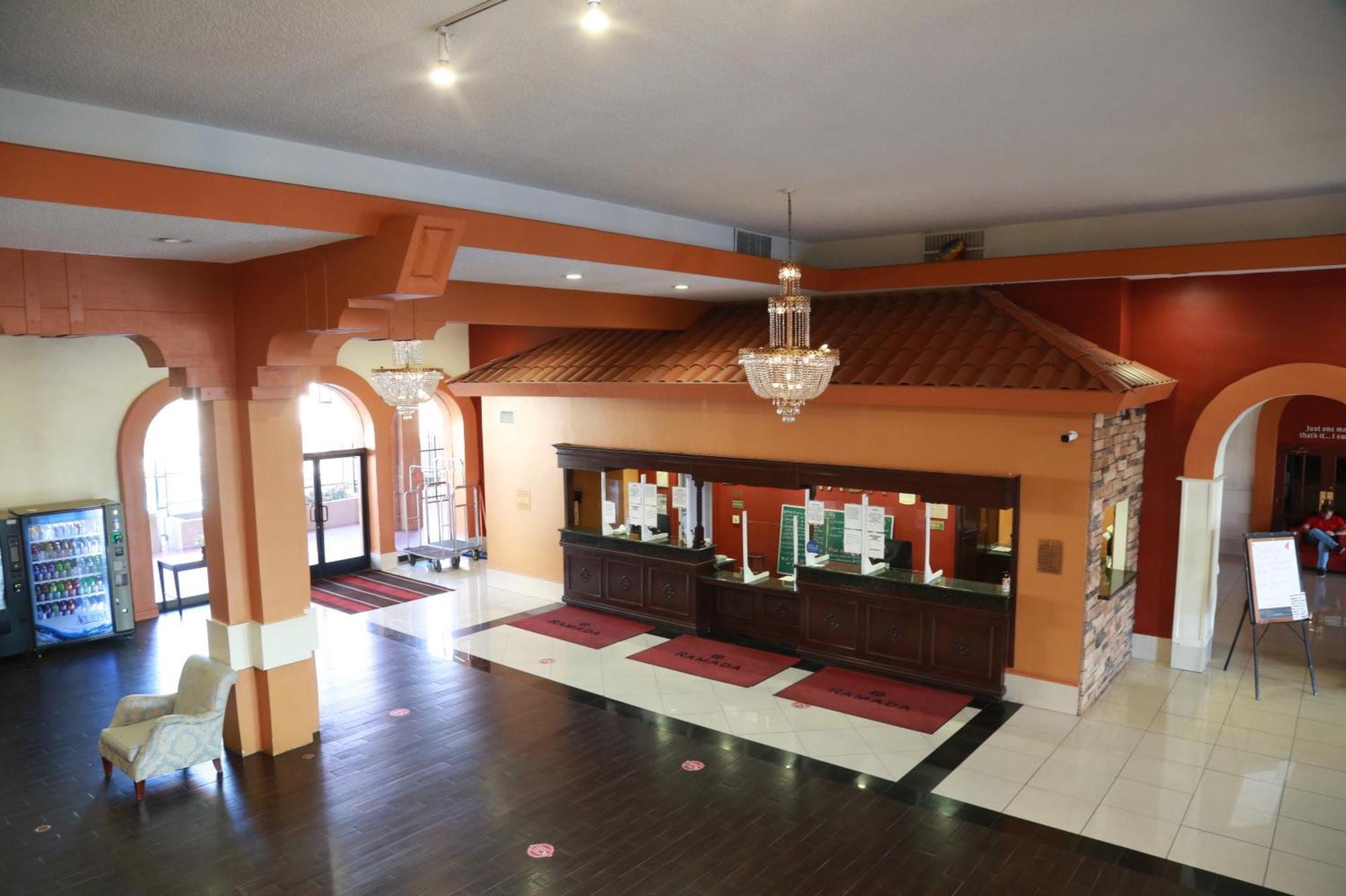 Hotel Ramada By Wyndham Fresno North Exterior foto