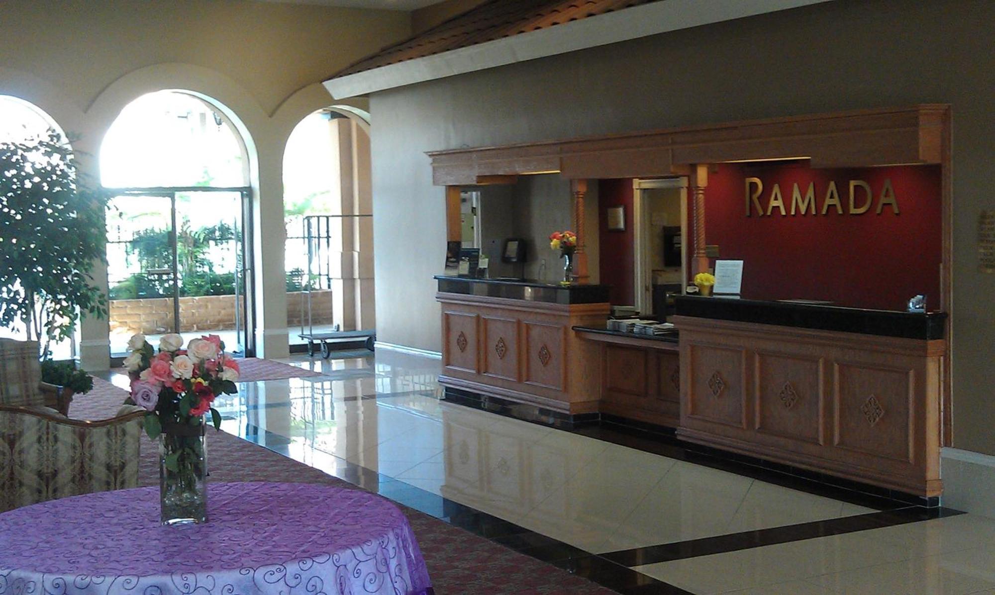 Hotel Ramada By Wyndham Fresno North Exterior foto