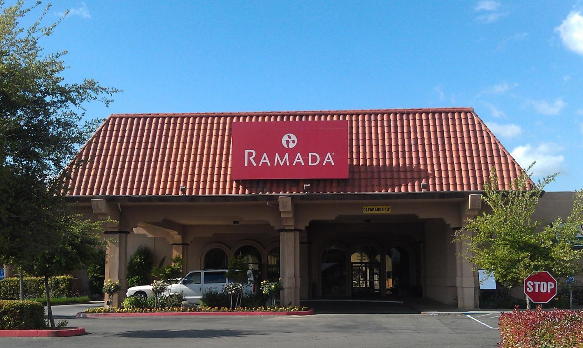 Hotel Ramada By Wyndham Fresno North Exterior foto