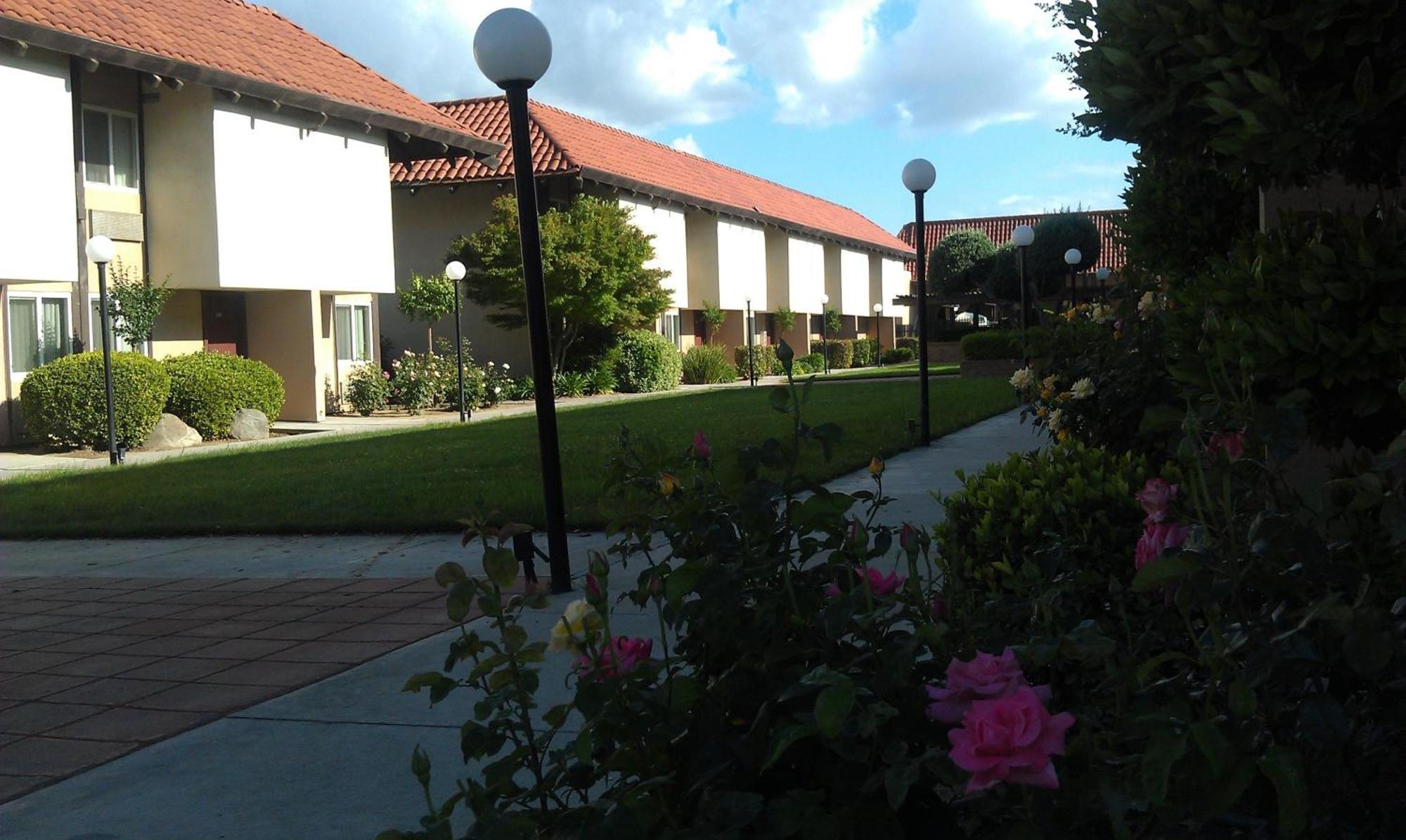 Hotel Ramada By Wyndham Fresno North Exterior foto