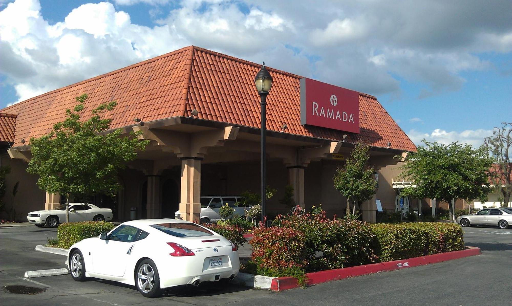 Hotel Ramada By Wyndham Fresno North Exterior foto