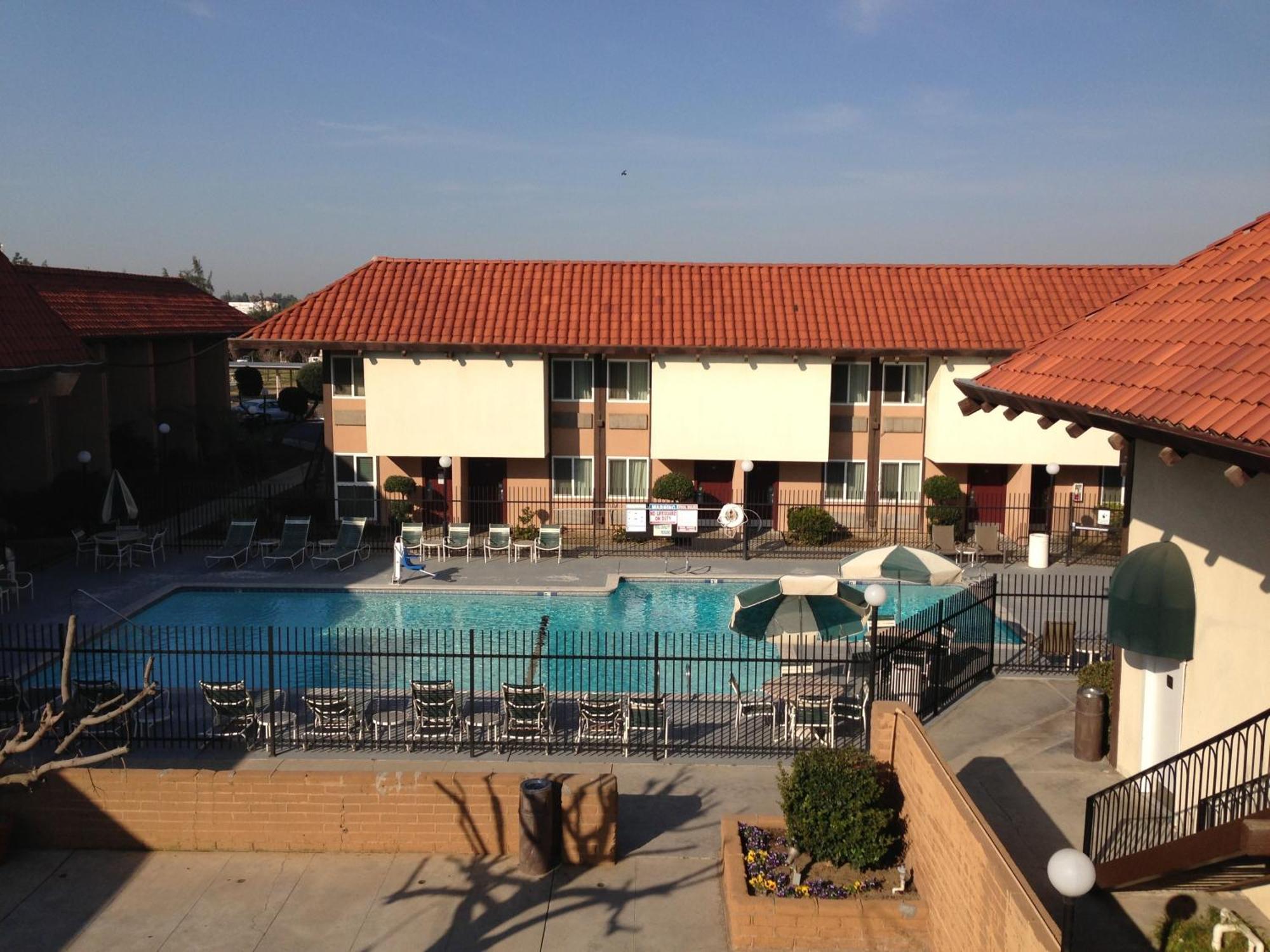 Hotel Ramada By Wyndham Fresno North Exterior foto